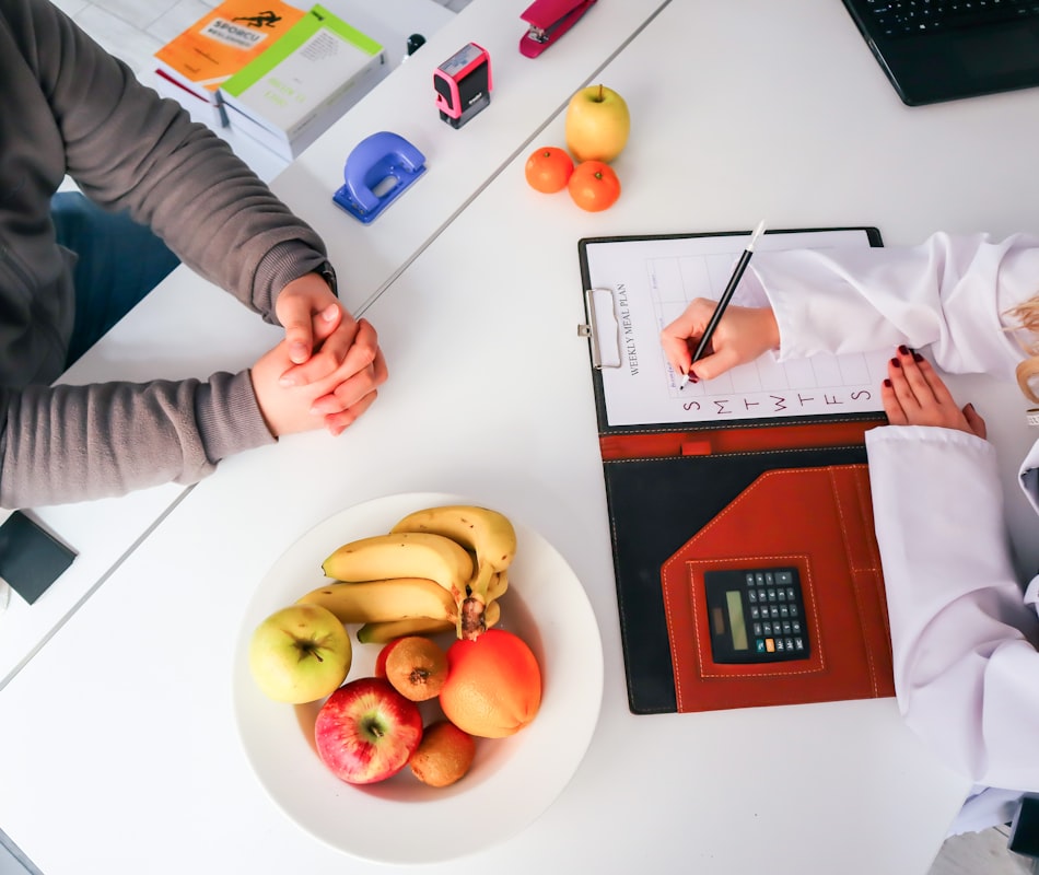 Ernährungsberaterin besprechen ausgewogene Ernährung mit Sporttreibender Person